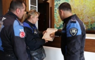 Bayraklı zabıtasından konaklama tesislerine denetim