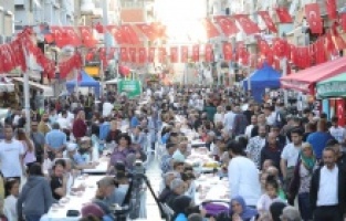 Bayraklı’da iftar sofraları ve Ramazan şenlikleri