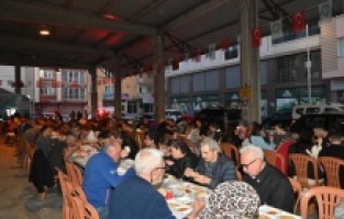 Manisa'da 100 Bin Kişilik İftar Sofrası, 15 Bin Haneye Sıcak Yemek ve Gıda Kolisi