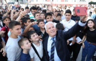 Başkan Bozbey, öğrencilerin karne sevincine ortak oldu