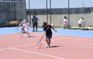 Geleceğin tenisçileri Kuşadası'nda yetişiyor