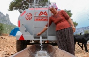 Mersin Büyükşehir'den sulama tankeri desteği