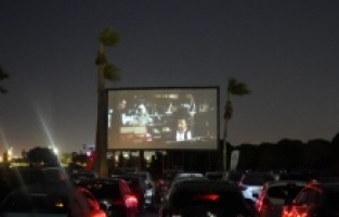 İzmir’de arabada film keyfi