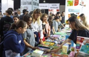 Antalya Kitap Fuarı’na öğrencilerden yoğun ilgi