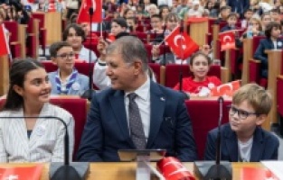 Başkan Tugay gençleri ve çocukları ağırladı