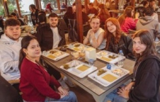 Kuşadası Belediyesi, bu yıl da sofrasını öğrencilerle paylaşıyor