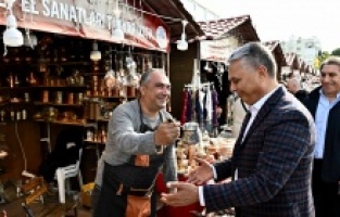 Başka Uysal’dan Yeni Yıl Çarşısı’na ziyaret