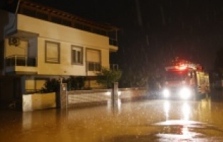 Antalya Büyükşehir ekipleri yağmur ve fırtınaya karşı seferber oldu