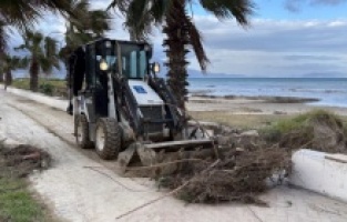 Kuşadası Belediyesi sağanak yağışın izlerini temizliyor