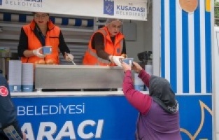 Kuşadası Belediyesi'nden sıcak çorba ikramı