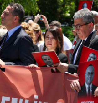 CHP'li vekiller Meclis'ten Adalet Bakanlığı'na yürüdü