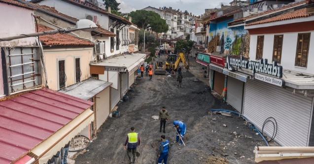 Kuşadası çarşılarında çalışmalar dört koldan sürüyor