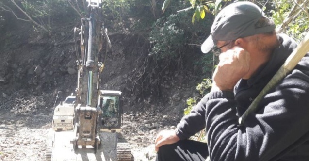 CHP'li vekil İkizdere'de iş makinesinin önünde