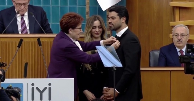 Meral Akşener, Gökhan Zan#039;a rozetini taktı