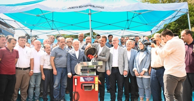 Balıkesir Büyükşehir, Dursunbeyli üreticilere salça makinesi dağıttı