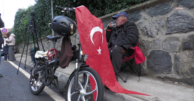 İstanbullu emekli İmamoğlu#039;nun evinin önünde nöbette: quot;Oyumun peşindeyimquot;