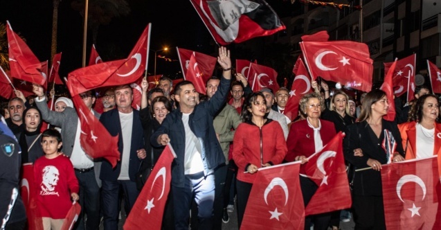 Kuşadası'nda Cumhuriyet coşkusu geceye taşındı