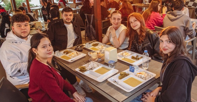 Kuşadası Belediyesi, bu yıl da sofrasını öğrencilerle paylaşıyor