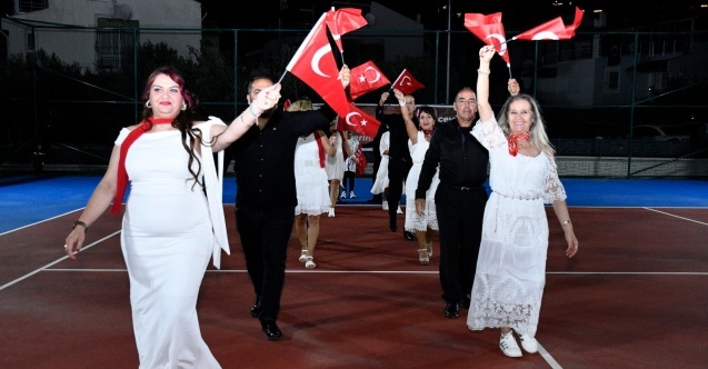 Kuşadası'nda Cumhuriyet coşkusu kortlara taşındı