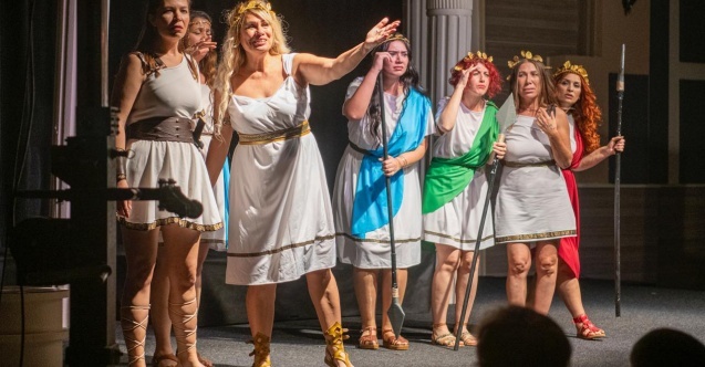 Kuşadası Belediye Tiyatrosu perde açtı