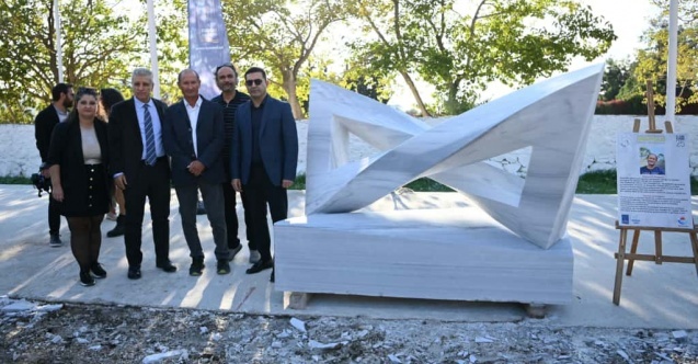 Kuşadası'nda mermer bloklar "Adalet" temasıyla şekillendi