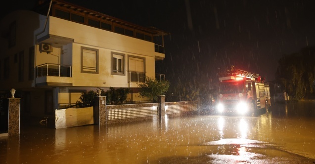 Antalya Büyükşehir ekipleri yağmur ve fırtınaya karşı seferber oldu