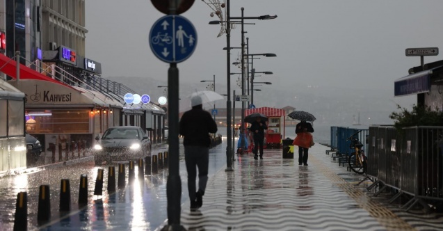 İzmir Büyükşehir Belediyesi ekipleri sağanak yağış ve fırtına nedeniyle seferber oldu