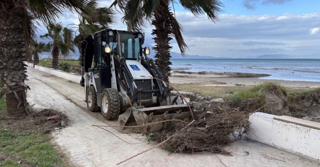Kuşadası Belediyesi sağanak yağışın izlerini temizliyor