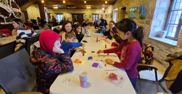 Kuşadası'nda çocuklara kuklalarla hayal dünyasına yolculuk