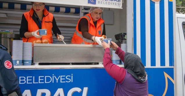Kuşadası Belediyesi'nden sıcak çorba ikramı