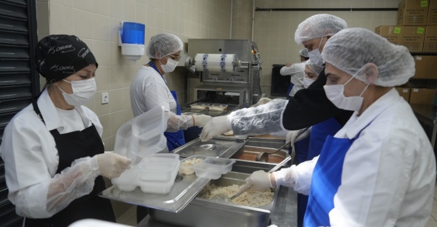 Kartal Belediyesi Aşevi’nden Sahur ve İftar Sofralarına Uzanan Sıcak Yemekler