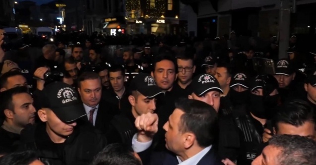 Köprü eyleminde polis ablukası: Kaldırımda yürüyen CHP'lilerin önü kesildi